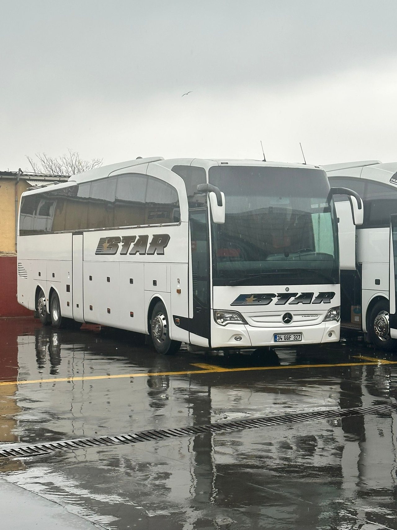 Autocar STAR Mercedes Travego SHD în autogară